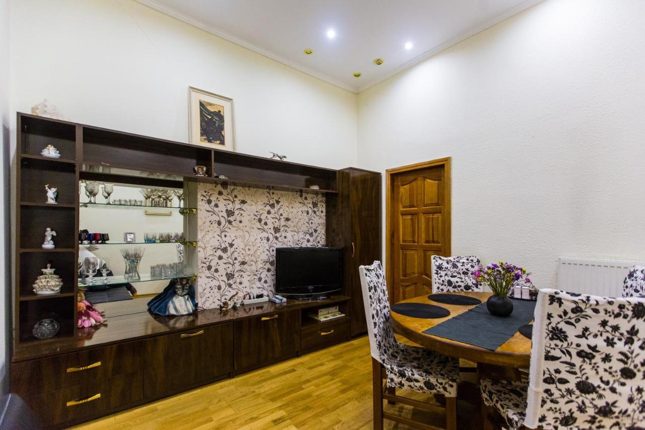 Apartment In The City Centre Lviv Bagian luar foto